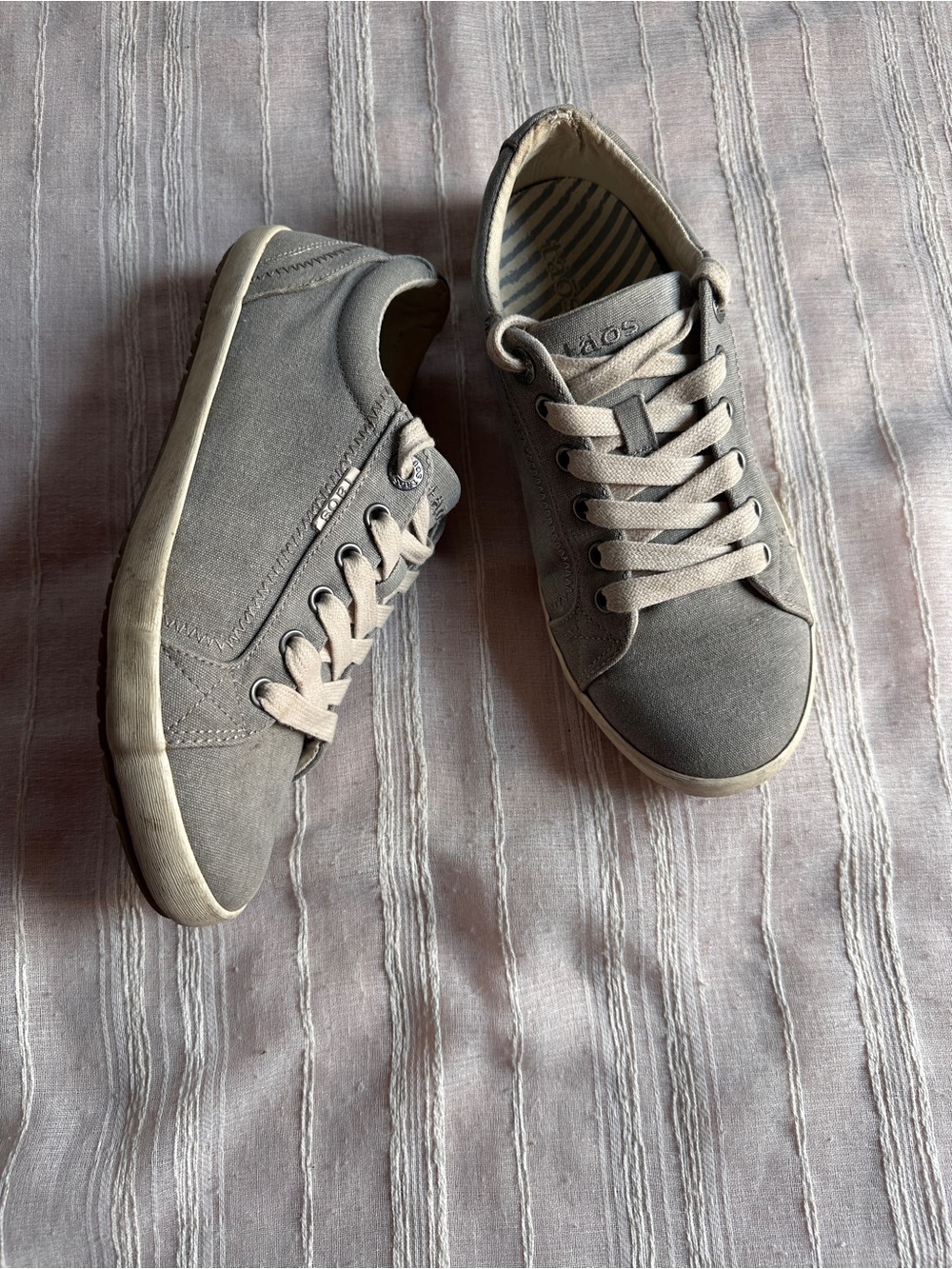 TAOS Footwear Star Gray Canvas Sneaker | 8 Wide - Picture 4 of 5